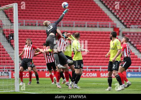 SUNDERLAND, REGNO UNITO. IL 9 MAGGIO Jonathan Mitchell di Northampton Town si batte un angolo chiaro durante la partita della Sky Bet League 1 tra Sunderland e Northampton Town allo Stadium of Light di Sunderland domenica 9 maggio 2021. (Credit: Mark Fletcher | MI News) Credit: MI News & Sport /Alamy Live News Foto Stock