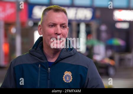 New York, Stati Uniti. 8 maggio 2021. Il commissario della polizia di New York, Dermot F. Shea, parla ad una conferenza stampa a Times Square.secondo i rapporti, una ripresa che si è svolta vicino alla 44th St. E 7th Avenue nella vivace Times Square di New York ha ferito due donne e una bambina di quattro anni. (Foto di Ron Adar/SOPA Images/Sipa USA) Credit: Sipa USA/Alamy Live News Foto Stock