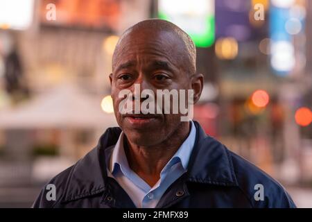 New York, Stati Uniti. 8 maggio 2021. Il candidato al sindaco di New York City e il presidente del Borough di Brooklyn Eric Adams parlano ad una conferenza stampa sulla violenza sulle armi a Times Square. Secondo i rapporti, un tiro che ha avuto luogo vicino a West 44th St. E 7th Avenue nella vivace Times Square di New York ha ferito due donne e una ragazza di quattro anni. (Foto di Ron Adar/SOPA Images/Sipa USA) Credit: Sipa USA/Alamy Live News Foto Stock