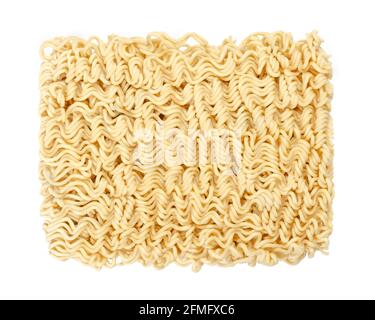 Blocco di noodle istantaneo essiccato, dall'alto. I ramen istantanei sono noodle venduti in forma di blocco precotti ed essiccati, da immergere in acqua bollente. Foto Stock