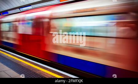 Treno sfocato che passa attraverso la metropolitana Victoria Line del London Bridge Foto Stock