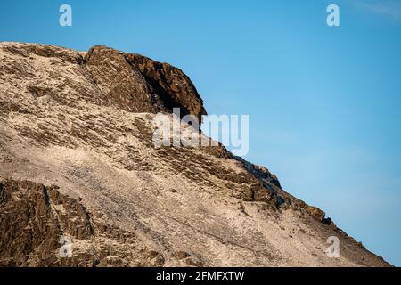 La scogliera di Moelwyn Bach e le montagne di Moelwyn vicino a Blaenau Ffestiniog in Snowdonia. Foto Stock