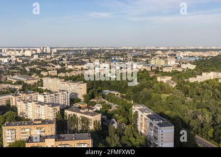 City Houses Aerial Birds Eye View. Sviluppo di alloggi sobborghi. New Neighborhood Ucraina architettura e design moderni e vecchi Foto Stock