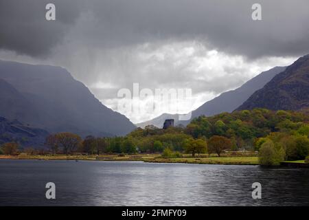 Dolbadarn Castle, vicino a Llanberis in Galles del Nord, è stato costruito agli inizi del XIII secolo dal principe gallese noto come Llywelyn il grande. Foto Stock