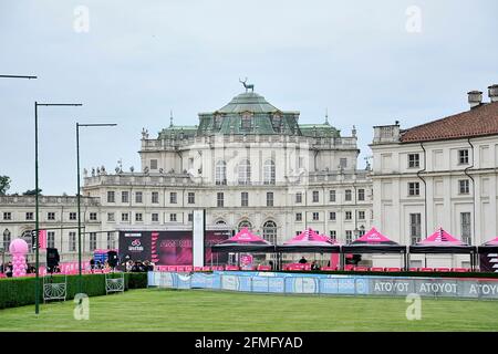 Torino, Italia. 09 maggio 2021. Castello di Stupinigi punto di partenza della seconda tappa del giro D'Italia 104, Stupinigi - Novara di 179 km. Torino, 09 maggio 2021. (Foto di Vincenzo Izzo/Sipa USA) Credit: Sipa USA/Alamy Live News Foto Stock