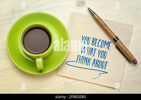 diventate che cosa pensate circa - scrittura a mano inspirational su un tovagliolo con una tazza di caffè, concetto personale di sviluppo Foto Stock