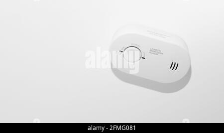 L'allarme monossido di carbonio è presente sulla parete bianca. Sicurezza domestica. Foto Stock