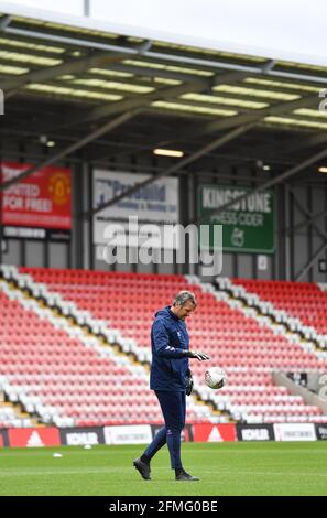 Leigh, Regno Unito. 09 maggio 2021. Un assistente del portiere di Everton prima della partita della Super League delle donne tra Manchester United ed Everton al Leigh Sports Village di Leigh, Inghilterra. Credit: SPP Sport Press Photo. /Alamy Live News Foto Stock