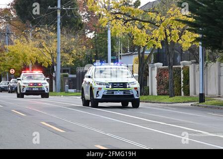 Due veicoli paramedici Ambulance Victoria, con luci di emergenza lampeggianti, corse in direzione est lungo Balaclava Road, Caulfield North, il 9 maggio 2021 Foto Stock