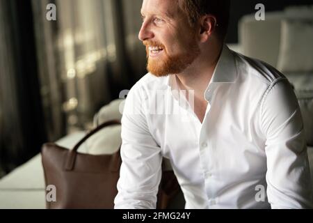 Ritratto di un bel giovane uomo d'affari sorridente Foto Stock