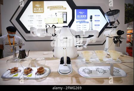 Haikou. 9 maggio 2021. Foto scattata il 9 maggio 2021 mostra un robot da caffè di produzione nazionale in esposizione in Province, Comuni, regioni autonome della Cina Exhibition Hall durante la prima China International Consumer Products Expo a Haikou, capitale della provincia Hainan della Cina meridionale. Credit: Guo Cheng/Xinhua/Alamy Live News Foto Stock