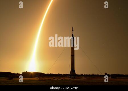 Un razzo Mercury Redstone si erge sulla silhouette del complesso storico 5, mentre un razzo SpaceX Falcon 9 lancia i suoi satelliti Starlink alle 2:42 dalla Stazione spaziale Cape Canaveral, Florida, domenica 9 maggio 2021. Il lancio di SpaceX si è verificato solo quattro giorni dopo il 60° anniversario del primo volo spaziale con equipaggio della NASA, quando Alan Shepard è stato lanciato sulla cima del Mercury Redstone Booster in una missione sub-orbitale di 15 minuti che ha annunciato l'esplorazione spaziale degli Stati Uniti. Foto di Joe Marino/UPI Credit: UPI/Alamy Live News Foto Stock