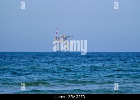 Ameland, Olanda aprile 20,2021-NAM, piattaforma petrolifera offshore con acqua di mare. Estrazione di gas naturale nella regione di Wadden-Mare del Nord, Isola di Wadden Foto Stock