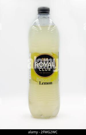 KIEV, UCRAINA - 27 MARZO 2021: Royal club l'originale limone amaro tonico acqua in bottiglia di plastica primo piano su sfondo bianco. Foto Stock