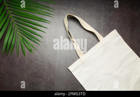 White tote bag tela. Tela di sacco shopping mockup con copia spazio. Foto Stock