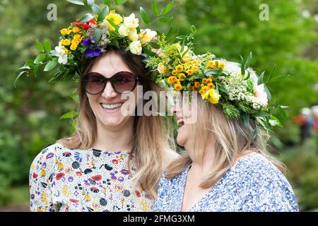 Londra, UK, 9 maggio 2021: Alissa Mars (sinistra) che vive a Londra e sua madre Pat Mears, che sta visitando da Washington DC e ha finito la quarantena (destra) posa con le corone di fiori che hanno fatto per celebrare il Garden Day. Questo evento è stato al Chelsea Physical Garden e guidato dal fiorista Fran Bailey della compagnia Fresh Flower. Anna Watson/Alamy Live News Foto Stock