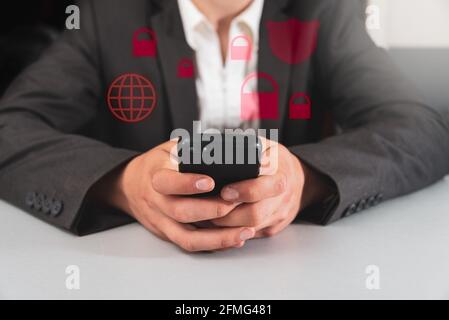 uomo con telefono cellulare alla ricerca del concetto di internet sicurezza Foto Stock