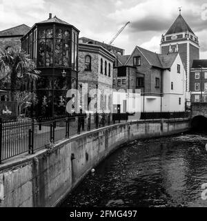 Kingston upon Thames Surrey London UK 07 2021 maggio, una passeggiata sul fiume o un percorso con una persona contro l'architettura moderna e tradizionale Foto Stock