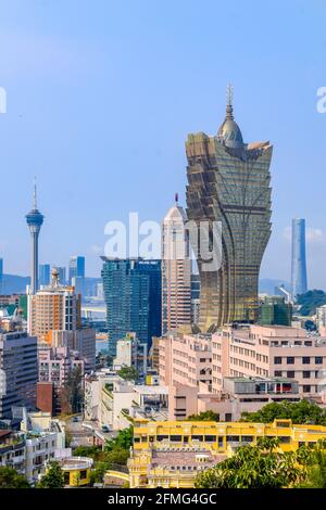 Macao, Cina - 2 aprile 2020: Vista sulla strada urbana con i piccoli edifici ai lati di macao Foto Stock