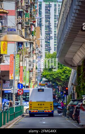 Macao, Cina - 2 aprile 2020: Vista sulla strada urbana con i piccoli edifici ai lati di macao Foto Stock