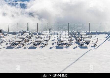 Vista sul villaggio svizzero delle alpi Bettmeralp nel Cantone di Vaud. E' una delle famose localita' sportive invernali vicino al Ghiacciaio Aletch, patrimonio dell'umanità dell'UNESCO. Foto Stock