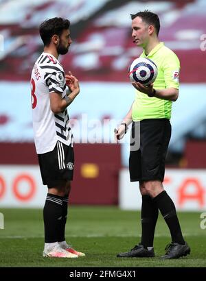 Bruno Fernandes di Manchester United (a sinistra) parla con l'arbitro Chris Kavanagh durante la partita della Premier League a Villa Park, Birmingham. Data immagine: Domenica 9 maggio 2021. Foto Stock