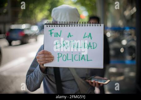 Madrid, Spagna. 07 maggio 2021. I cittadini colombiani protestano davanti alla loro ambasciata a Madrid. (Foto di Eyepix Group/Pacific Press) Credit: Pacific Press Media Production Corp./Alamy Live News Foto Stock