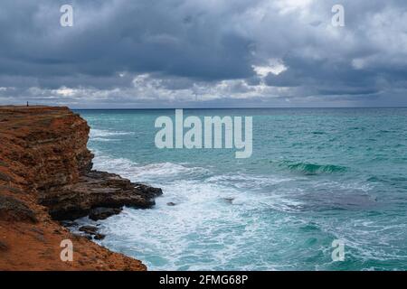 Splendida vista sulle onde dell'oceano e una fantastica costa rocciosa, motivi del mare, sfondo carta da parati. Foto Stock