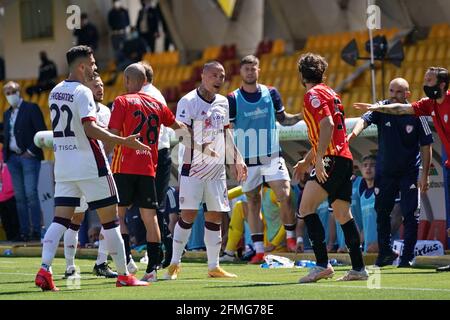 Benevento, Italia. 09 maggio 2021. Radja Naintgolan (Cagliari Calcio) e Perparim Hetemaj (Benevento Calcio) durante Benevento Calcio vs Cagliari Calcio, Serie calcistica Italiana A Benevento, maggio 09 2021 Credit: Independent Photo Agency/Alamy Live News Foto Stock