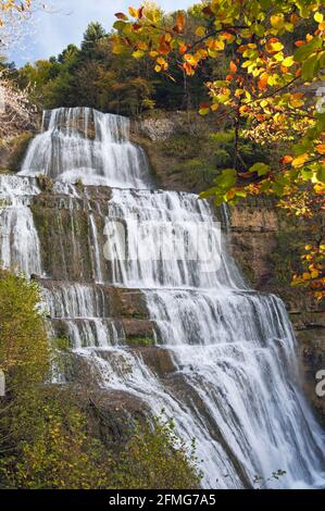 Eventail cascata (65m), parte della valle del 7 cascate noto come Herisson (riccio) cade, classificato patrimonio naturale sito nel Giura (3 Foto Stock