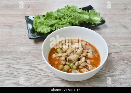 pollo bollito piccante con melanzane in zuppa di curry al latte di cocco sul recipiente Foto Stock