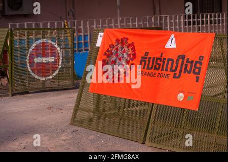 Phnom Penh, Cambogia. 9 maggio 2021. Dopo 3 settimane di chiusura totale della città, il governo ha diviso Phnom Penh in 3 zone colorate (rosso, arancione e giallo) a causa dell'aumento in corso COVID - 19.un checkpoint della polizia all'ingresso di una "zona arancione", Credito: Kraig Lieb / Alamy Live News Foto Stock