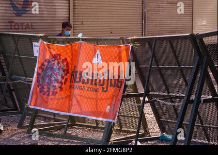 Phnom Penh, Cambogia. 9 maggio 2021. Dopo 3 settimane di chiusura totale della città, il governo ha diviso Phnom Penh in 3 zone colorate (rosso, arancione e giallo) a causa dell'aumento in corso COVID - 19.un checkpoint della polizia all'ingresso di una "zona arancione", Credito: Kraig Lieb / Alamy Live News Foto Stock