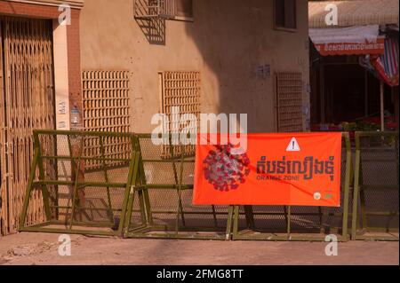 Phnom Penh, Cambogia. 9 maggio 2021. Dopo 3 settimane di chiusura totale della città, il governo ha diviso Phnom Penh in 3 zone colorate (rosso, arancione e giallo) a causa dell'aumento in corso COVID - 19.un checkpoint della polizia all'ingresso di una "zona arancione", Credito: Kraig Lieb / Alamy Live News Foto Stock