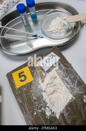 La polizia indaga positivo per le droghe in laboratorio di criminalità, immagine concettuale Foto Stock