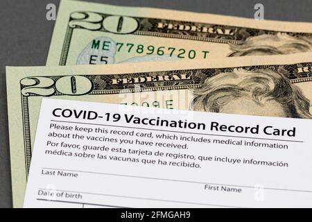 Covid-19 carta di registrazione della vaccinazione e denaro contante. Falso, la frode della carta del vaccino e il concetto di falsificazione Foto Stock