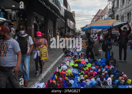 San Paolo, Brasile. 8 maggio 2021. Movimento di persone alla stazione ferroviaria di Sao Paulo, che è ben noto per i suoi prezzi di vendita più economici. (Foto di Ronaldo Silva/Pacific Press) Credit: Pacific Press Media Production Corp./Alamy Live News Foto Stock