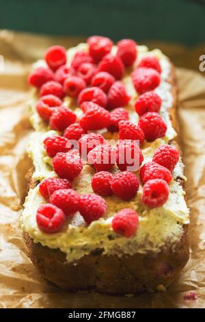 Torta di avocado al lime con lamponi, con glassa di avocado Foto Stock