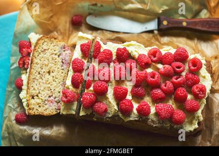 Torta di avocado al lime con lamponi, con glassa di avocado Foto Stock