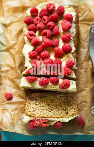 Torta di avocado al lime con lamponi, con glassa di avocado Foto Stock
