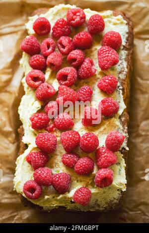 Torta di avocado al lime con lamponi, con glassa di avocado Foto Stock