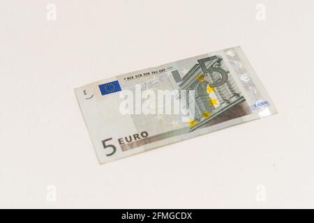 Moneta europea, banconota in euro su sfondo bianco Foto Stock