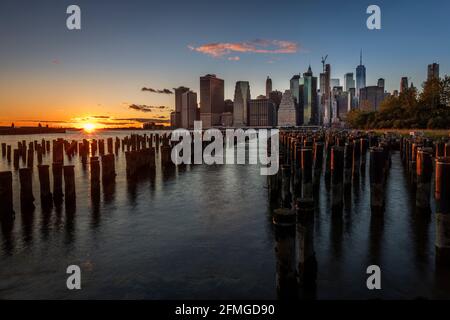 Skyline di New York visto da Brooklyn Park al tramonto Foto Stock