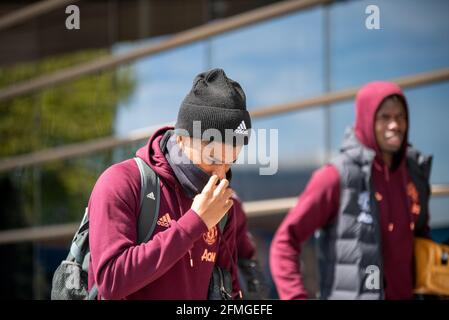 Birmingham, Regno Unito. 9 maggio 2021: Primo piano di Marcus Rashford con Poggiba sullo sfondo, regolando la sua copertura facciale mentre esce in testa un hotel per una partita contro Aston Villa a Birmingham. Credit: Ryan Underwood/Alamy Live News Foto Stock