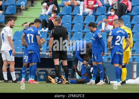 Getafe, Spagna. 09 maggio 2021. Getafe, Madrid, Spagna; 09.05.2021.- Getafe vs Eibar Calcio a la Liga Spagna match 35 tenuto al Colosseo Alfonso Perez, Getafe, Madrid.il giocatore di Getafe Djene soffre una caduta alla ricerca di un muro aereo e lascia il gioco a causa di lesioni. Punteggio finale 0-1 vincitore dell'Eibar. Eibar giocatore Recio pena obiettivo 89' credito: Juan Carlos Rojas / Picture Alliance | utilizzo in tutto il mondo / dpa / Alamy Live News Foto Stock