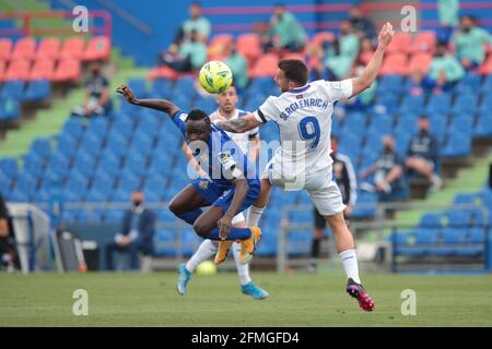 Getafe, Spagna. 09 maggio 2021. Getafe, Madrid, Spagna; 09.05.2021.- Getafe vs Eibar Calcio a la Liga Spagna match 35 tenuto al Colosseo Alfonso Perez, Getafe, Madrid.Getafe giocatore Djene e Eibar arricchiscono. Punteggio finale 0-1 vincitore dell'Eibar. Eibar giocatore Recio pena obiettivo 89' credito: Juan Carlos Rojas / Picture Alliance | utilizzo in tutto il mondo / dpa / Alamy Live News Foto Stock