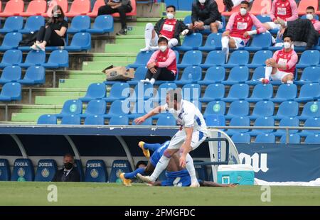 Getafe, Spagna. 09 maggio 2021. Getafe, Madrid, Spagna; 09.05.2021.- Getafe vs Eibar Calcio a la Liga Spagna match 35 tenuto al Colosseo Alfonso Perez, Getafe, Madrid.il giocatore di Getafe Djene soffre una caduta alla ricerca di un muro aereo e lascia il gioco a causa di lesioni. Punteggio finale 0-1 vincitore dell'Eibar. Eibar giocatore Recio pena obiettivo 89' credito: Juan Carlos Rojas / Picture Alliance | utilizzo in tutto il mondo / dpa / Alamy Live News Foto Stock