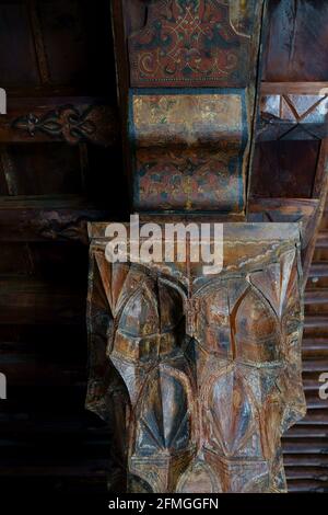 Architettura religiosa Anatoliana Selcuklu del XIII secolo con colonne originali in legno la Moschea Esrefoglu di Beysehir, Konya Foto Stock