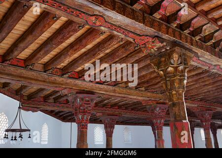 Architettura religiosa Anatoliana Selcuklu del XIII secolo con colonne originali in legno la Moschea Esrefoglu di Beysehir, Konya Foto Stock