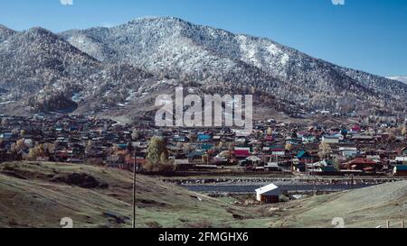 Vista del villaggio sulle montagne nella Repubblica di Altai, Russia. Foto Stock